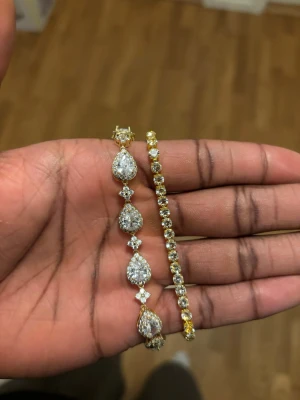 Guld armband med vita kristaller  - Säljer två väldigt fina Guld armband med vita kristaller som verkligen glänser Vänster armbandet är 19cm (M) Medans den högra är 21cm(M)  Unisex passar både män och kvinnor✨