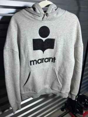 Grå hoodie från Isabel Marant Étoile - isabel marant hoodie. Storlek: 36.  Pris: 2599kr. Skick: 9,6/10 Etc: Priset ej hugget i sten.  