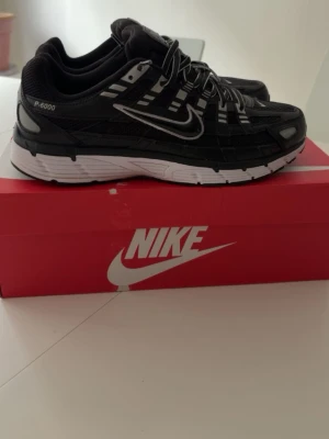 Nike P6000 - Tjena! Säljer dessa stilrena Nike P6000 i storlek 42 för endast 1050kr. Skorna har en stilren look och passar till nästan alla outfits. Skorna är i 10/10 skick! Kan tänka mig att gå ner i pris vid snabb och smidig affär! Hör av dig vid minsta fundering!| skorna och original låda följer med vid köp | 