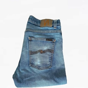 Vintage nudie jeans lean dean - Säljer ett par vintage nudie jeans i modellen lean dean. Dem har lyckats bygga på sig riktigt snygga slitningar genom åren. Storlek är 32/30 och dem är i fint skick! 