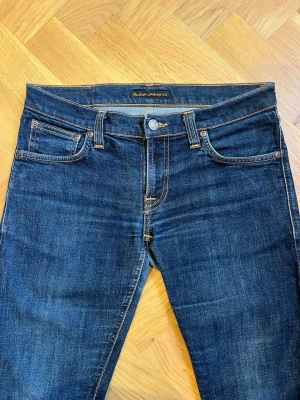 Nudie jeans w29 - NUDIE JEANS Storlek:W29 L32 Skick: 9/10 mycket bra INGA DEFEKTER Nypris: 1799kr Midja:39cm Innerbensmått: 74cm Längd:100cm BÄTTRE PRIS VID SNABB AFFÄR💵  KONTAKTA MIG VID MINSTA FUNDERING 🤔