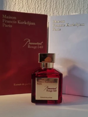 Baccarat rouge parfym - Säljer denna baccarat rouge parfymen då den inte kommer till användning. Säljer för billigt pris då pumpen är trasig så det sprutar inte utan snarare rinner när man sprayar. Det kan gå och fixa. Knappt använd endast testad🙌