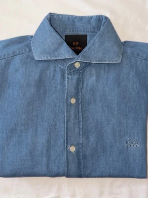 Blå jeansskjorta från RW - Klassisk blå jeansskjorta 