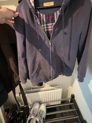 Marinblå zip-hoodie från Burberry - storlek M men funkar också jätte bra S. Aa ni vet vart den e köpt från behöver inte säga mer 😝