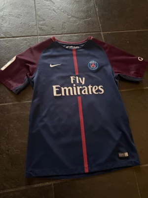 PSG tröja  - Säljer en denna äkta Neymar PSG tröjan från 2017/18. Skick 9/10. Storlek S. Skriv vid fler frågor elr funderingar. Pris går att diskuteras vid snabb affär!