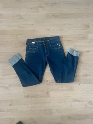 Replay jeans  - Modell: Replay jeans. Färg: Marinblå. Storlek: W29 L32. Skick: Använda 2 gånger tidigare. Fraktar direkt.