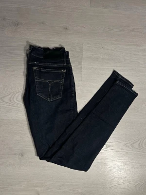 T/J 29/32 - Ett par fräscha tiger of sweden jeans. De är helt utan defekter och i mycket bra skick. Jag har fler jeans i min profil allt från Nudie till G-star till fler T/J. Jag kommer även lägga ut fler jeans så följ för att inte missa dem. Men skriv vid frågor och funderingar och vid köp av fler plagg får man rabatt! 