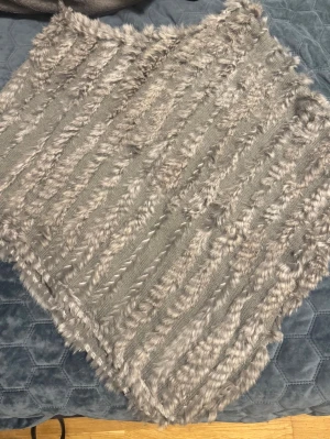 Grå poncho  - Säljer denna fina puncho som har endast använts några gånger och kommer tyvärr inte till nån  användning.