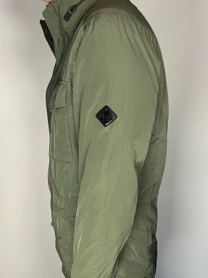 J.Lindeberg field jacket - Säljer en riktigt snygg och trendig J.Lindeberg field jacket i fint skick, storlek M, vid frågor är det bara att skriva //Gramenti