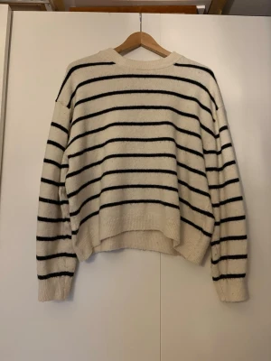 Randig tröja - Säljer en randig stickad tröja från H&M i storlek M. Superfin men kommer tyvärr inte till användning längre. Pris är förhandlingsbart så pass på!!