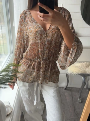 Topp med mönster  - En superfin topp med mönster🍋🌊🤍