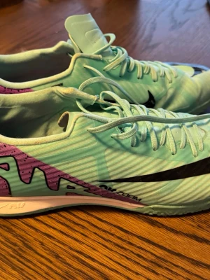 Nike Air Zoom Mercurial fotbollsskor - Storlek 45, Använda kanske max 10 gånger. Väldigt bra skick men har ramlat av en liten bit av Nike loggan på ena annars jätte bra!