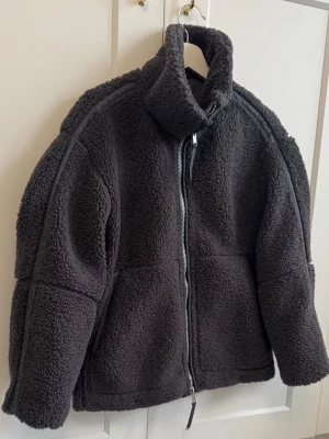 Teddy jacka  - En grå fin teddy jacka från hm💕 Den är i super bra skick, endast använd ett fåtal gånger det senaste halvåret. Den är fodrad och lite längre och går ner nedanför midjan så man håller sig varm!