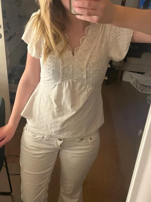 Blus - Säljer denna jättesöta blus som inte kommer till använing längre! Köpt begagnat och står inget märke i. Skulle säga att den sitter som XS/S. Skriv bara vid fler frågor💞💞