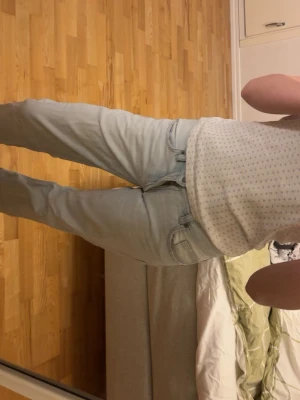 Ljusblå raka jeans - Säljer ett par ljusblå jeans med rak passform och klassisk femficksdesign. Jeansen har bälteshällor och stängs med dragkedja och knapp. Perfekta för en avslappnad och trendig look. Vid snabb affär kan jag sänka priset. 