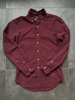 Ralph lauren skjorta  - Tjena, säljer nu denna riktigt snygga och populära Ralph lauren skjortan, den är i fint skick utan några skador, hör av er vid frågor och funderingar🙌🤝 