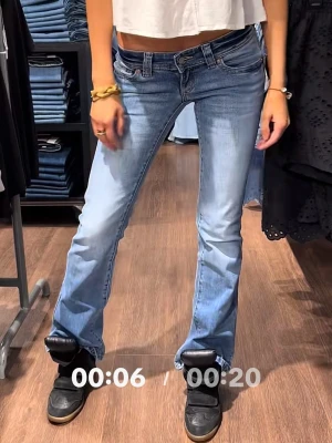 Ljusblå bootcut jeans med låg midja från Abrand - Säljer ett par ljusblå bootcut jeans med låg midja och från Abrand. De är i storlek 24, men passar mig som har 25 eller 26 i vissa jeans. Skulle säga att de är väldigt strechiga och lite små i storleken. 💞