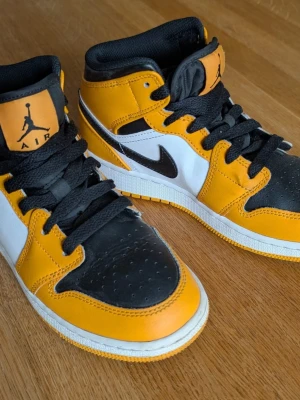 Air Jordan 1 Mid Taxi EU 36 - Äkta Nike Jordan 1 Air Mid Taxi. Storlek EUR 36 (23 cm, US 4Y)