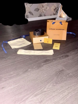 Louis vuitton bälte monogram - Storlek 95. Bältet är i fint skick, allting på bilderna medföljer inklusive kvitto. Pris kan diskuteras vid snabb affär