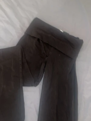 Bruna yogapants  - Säljer dessa mörkbrun yogapants ifrån h&m i storlek small inte speciellt använda i toppen skick 
