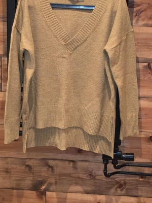 Beige stickad tröja från NA-KD - Säljer en beige stickad tröja från NA-KD. Strl S 