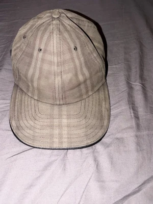 Burrberry krös - Burrberry keps storlek XL passar både smal o medium kvitto saknas 