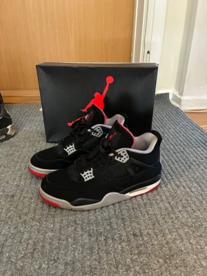 Jordan 4 Breds - Äkta J4 breds storlek 44. Bra skick förutom några få märken på undersida och smått på kanten. Annars finemang. 
