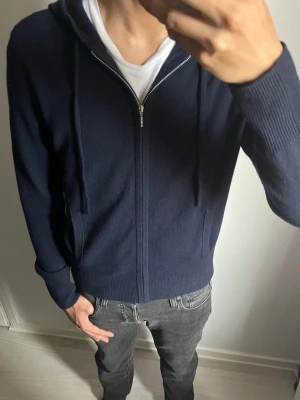 soft goat zip hoodie - Soft goat kashmir hoodie i jätte bra skick, köptes för 3 - 4 månader sedan för ~ 2900 kr. Storlek S. Modell är 174, fraktar samma dag! 