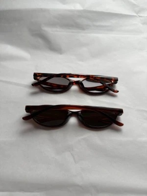 Solglasögon 2 st - Helt nya har aldrig använts. Båda medföljer