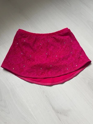 Karisma kjol - Rosa kjol från Karisma som passar till konståkning. Endast använd ett fåtal gånger. Ordinarie pris är 1 399 kr. Storleken gäller Karismas storlekar, annars skulle jag säga att den är omkring 134/140 🩷