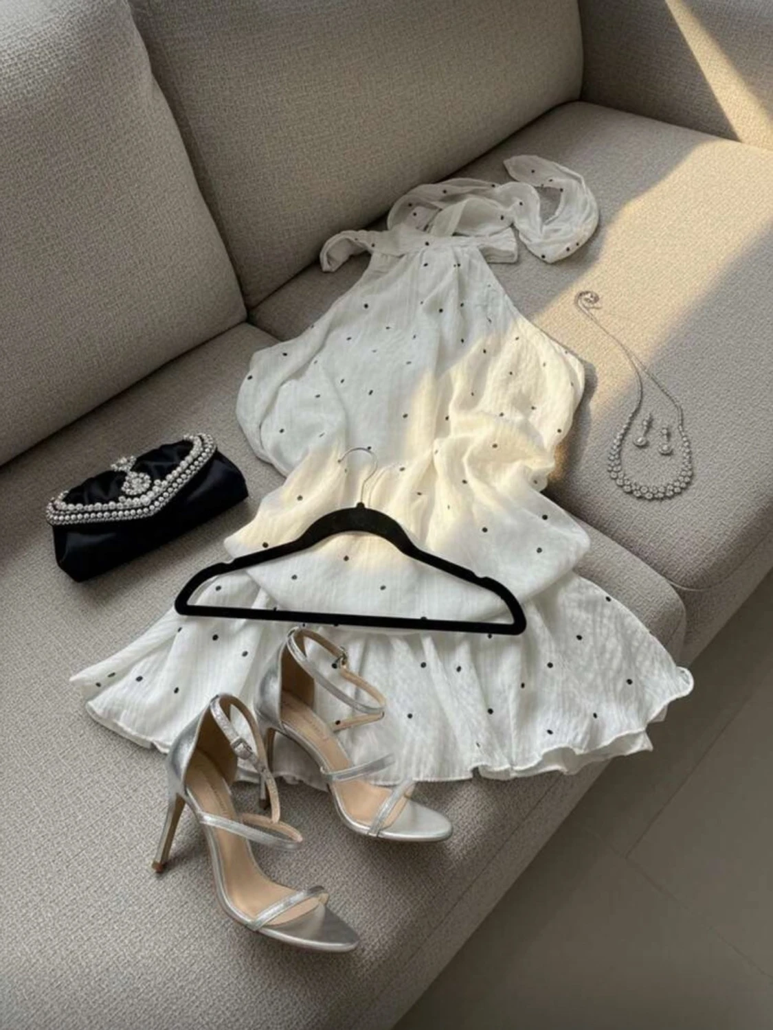 Vit prickig klänning