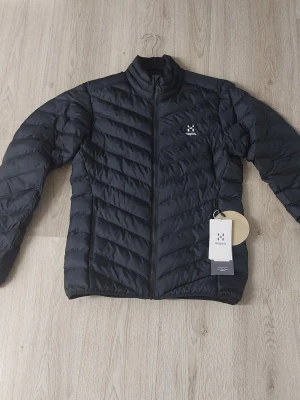 Svart pufferjacka från Haglöfs - En helt ny snygg svart dunjacka från Haglöfs. Aldrig använda Pris går att diskutera 