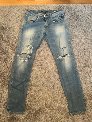 Replay Jeans W-32 - Säljer replay anbass, w-32, stor slitning på höger knä 🤌Pris kan diskuteras och hör av dig vid frågor!                 Mått 📏 : höft till höft= 40cm.      Längd = 100cm. 