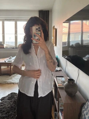 vit blus med brodyr - markerad som xl men passar fint på en s