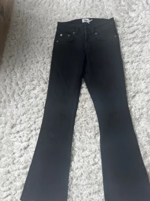 Svarta bootcut jeans  - Snygga svarta bootcut jeans från Lager 157. Perfekt längd för mig, jag är 166cm. Tycker att midjan sittef lite för tajt på mig, därav säljer jag dem. Aldrig använda, därav är det originalpriset. Är öppen för prisförslag!🩷