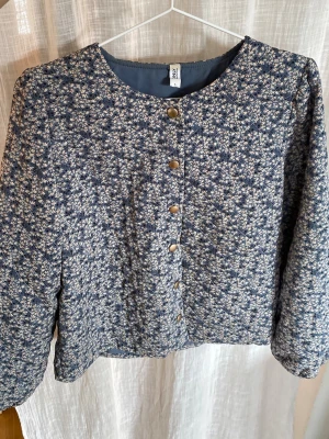 Blå vårjacka - Superfin blå blommig vårjacka 🤍