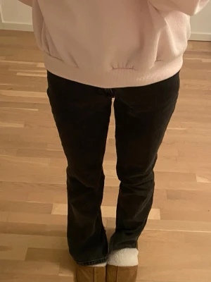 Svarta bootcut jeans - Säljer ett par svarta bootcut jeans med klassisk femficksmodell. Jeansen har en något utsvängd passform nedtill och är perfekta för en avslappnad men ändå snygg look. Materialet är mjukt och stretchigt denim för extra komfort.