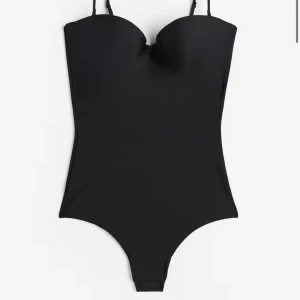 Body - Så populär body från hm påminner om skims. Så sjukt fin!! Köpte den från Plick och jag säljer den vidare pga storleken inte passar mig längre. 