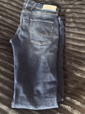 Mörkblå jeans från Replay - Mycket bra skick
