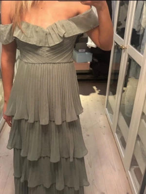 Grön offshoulder maxiklänning volang - Grön balklänning! Endast använd en gång, inga defekter 