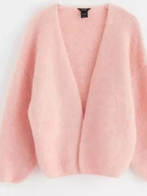 Ljusrosa stickad kofta från Lindex  - Supermjuk och fluffig ljusrosa kofta från Lindex. Koftan har en öppen front utan knappar, ballongärmar och en avslappnad passform. Perfekt för lager på lager och ger en mysig vibe till din outfit. Passar till allt! 