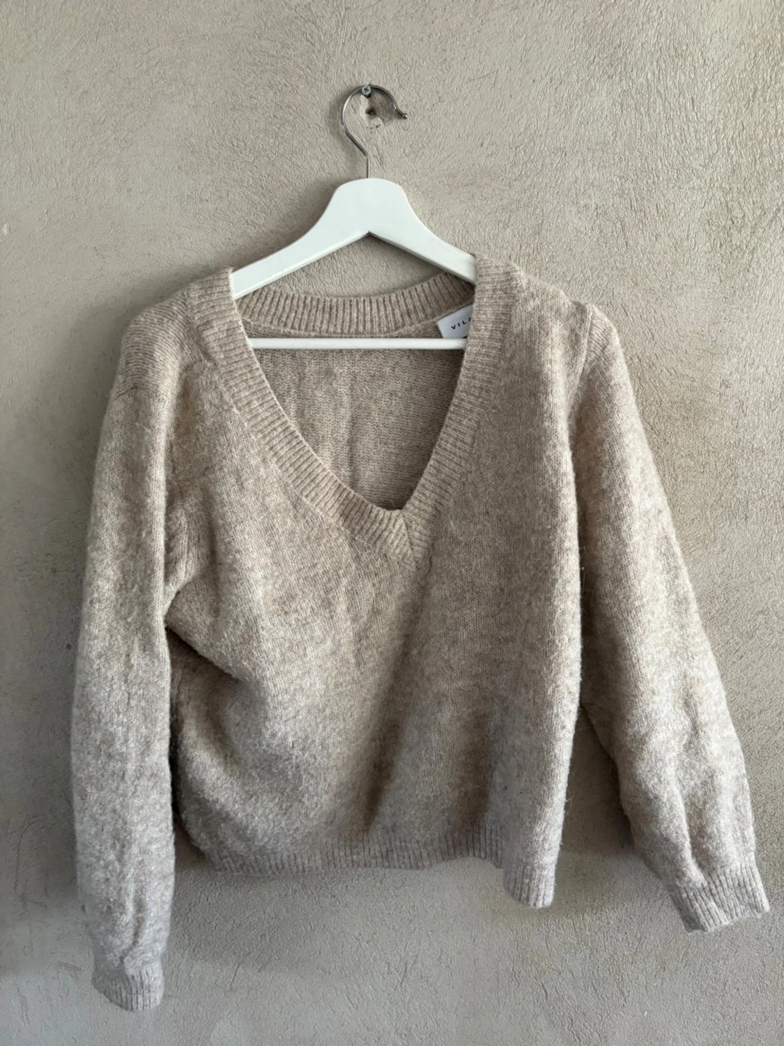 Beige stickad tröja med v-ringning