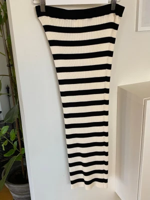 Svart/ vit randig kjol! Nyskick!  - Väldigt fin kjol! Går till fotknölen på mig som är 163 cm. Stretch 