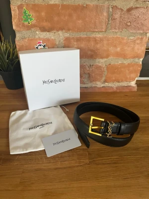 YSL Bälte - Yves saint Laurent bälte. 100cm. Aldrig buret utomhus. Allt på bilderna medföljer. Skickas snabbt!