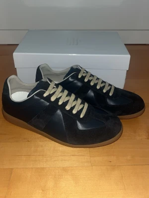 Maison Margiela gat sneakers - Svarta sneakers från Maison Margiela, extremt bra skick, bara att skriva vid funderingar och frågor