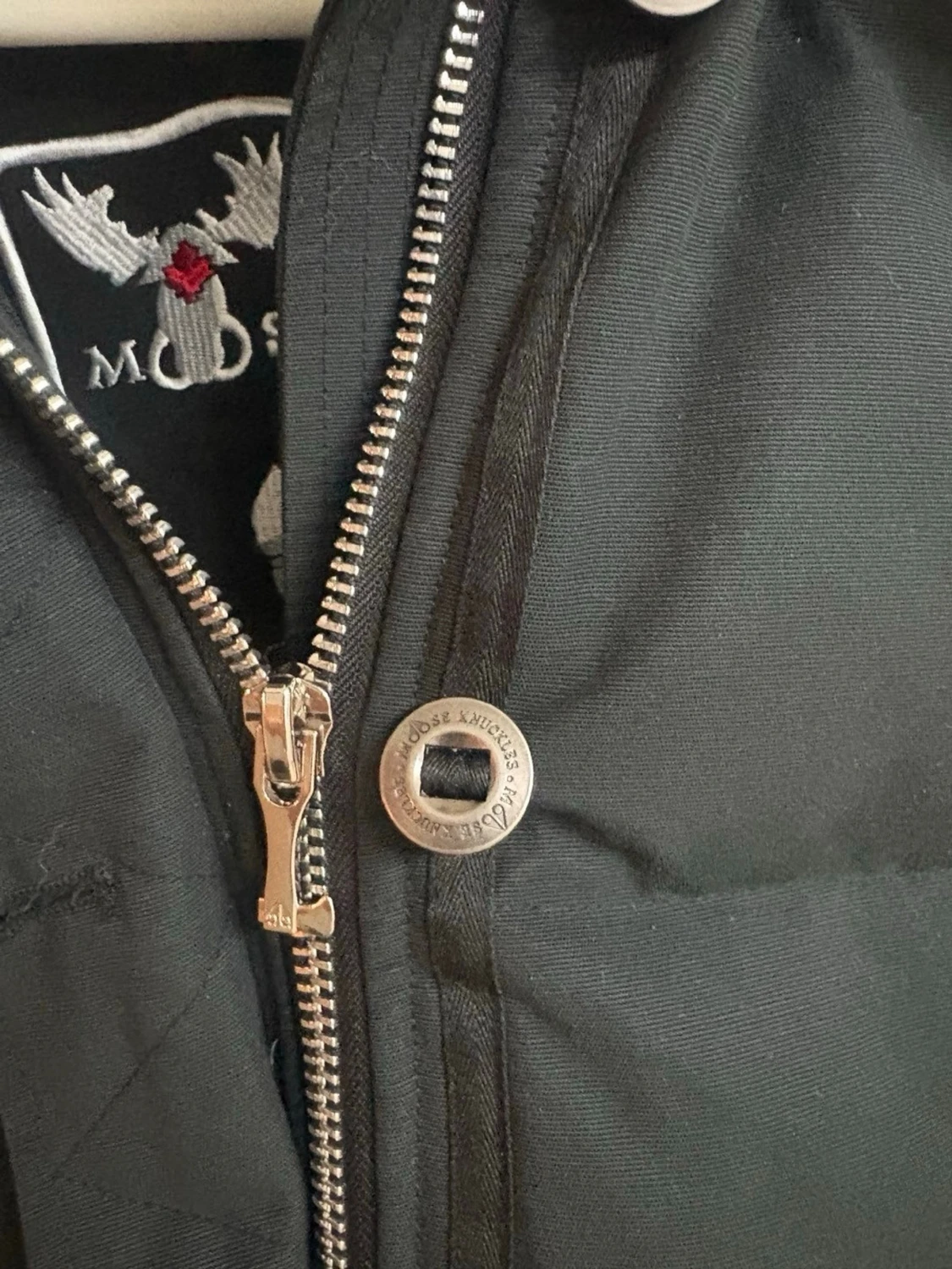 Svart jacka med fuskpäls från Moose Knuckles - 2