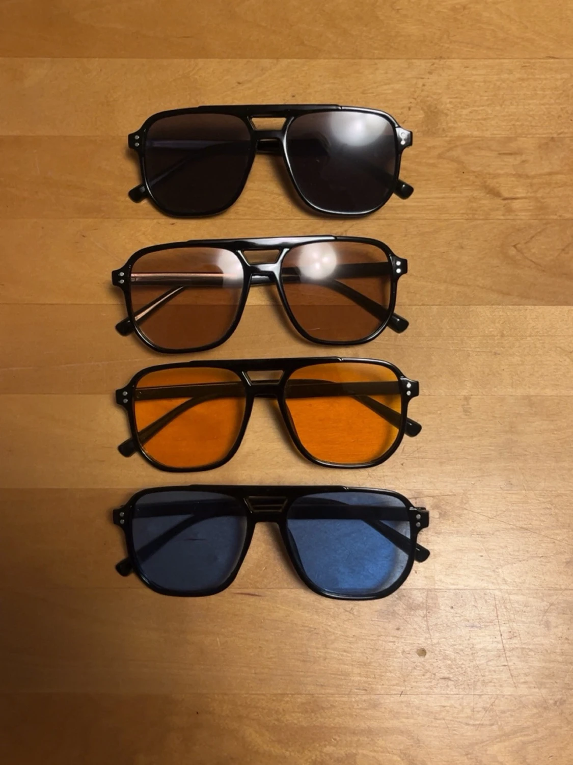 Solglasögon i olika färger