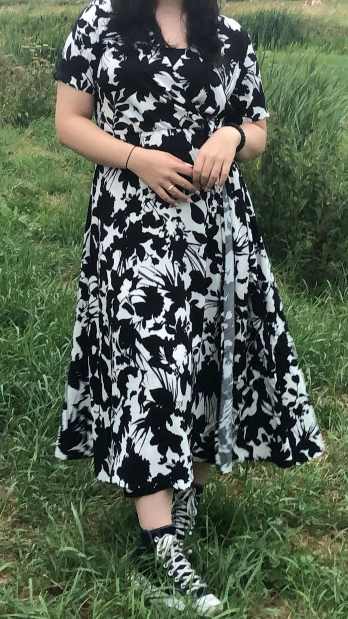 Svartvit omlottklänning