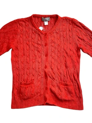 Kabelstickad kofta från Peter Hahn - Orange kabelstickad kofta med knappar och två fickor 🧡55% silke, 45% lin. Jag brukar ha strl XS/S i överdelar för referens!