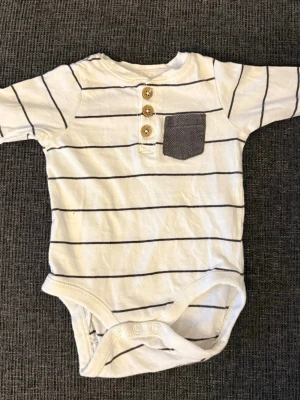 5 Bodys - Bodys från Newbie, Name it och Lindex.  Fint skick på alla